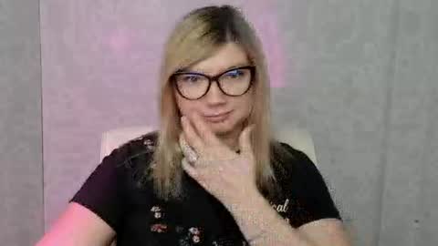 Snapshot of molly_moree chatting on October 6, 12:00 pm Molly online show from October 6, 12:00 pm