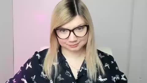 Snapshot of molly_moree chatting on October 17, 11:57 am Molly online show from October 17, 11:57 am