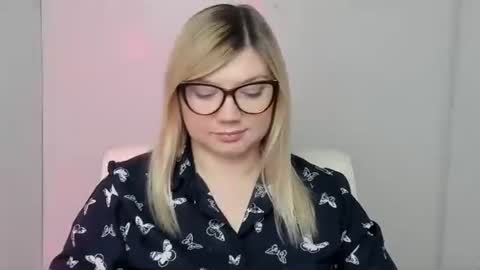 Snapshot of molly_moree chatting on October 12, 12:18 pm Molly online show from October 12, 12:18 pm