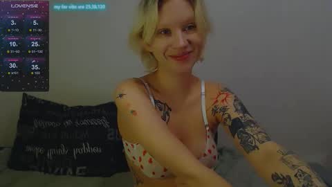Snapshot of molly_smolly_ chatting on October 21, 4:00 pm lo online show from October 21, 4:00 pm