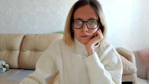 Snapshot of mollystory chatting on March 1, 8:13 am AngelMomm online show from March 1, 8:13 am