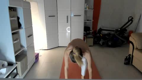Snapshot of mollystory chatting on March 9, 6:39 am AngelMomm online show from March 9, 6:39 am