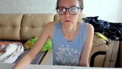 Snapshot of mollystory chatting on February 19, 5:38 am AngelMomm online show from February 19, 5:38 am