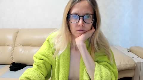Snapshot of mollystory chatting on February 18, 1:33 pm AngelMomm online show from February 18, 1:33 pm