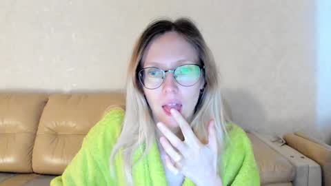 Snapshot of mollystory chatting on February 25, 5:08 am AngelMomm online show from February 25, 5:08 am