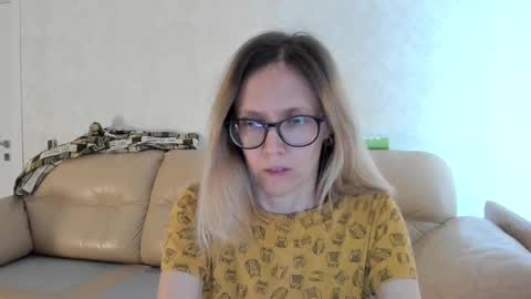 Snapshot of mollystory chatting on March 10, 7:55 am AngelMomm online show from March 10, 7:55 am