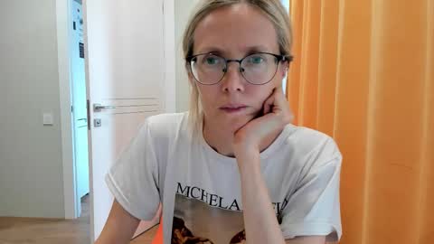 Snapshot of mollystory chatting on September 18, 12:15 pm AngelMomm online show from September 18, 12:15 pm