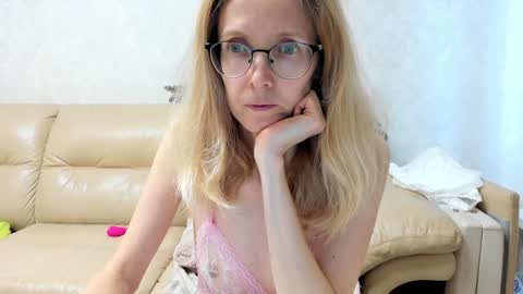 Snapshot of mollystory chatting on February 1, 9:21 am AngelMomm online show from February 1, 9:21 am