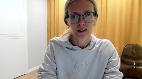 Snapshot of mollystory chatting on October 19, 6:48 am AngelMomm online show from October 19, 6:48 am