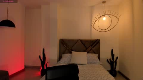 Molly Sunders online show from December 16, 8:15 pm