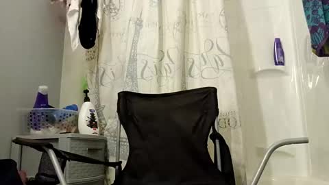 Snapshot of mommybubbles chatting on January 14, 1:28 pm Mommy bubbles online show from January 14, 1:28 pm