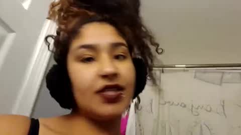 Snapshot of mommybubbles chatting on January 11, 2:58 pm Mommy bubbles online show from January 11, 2:58 pm