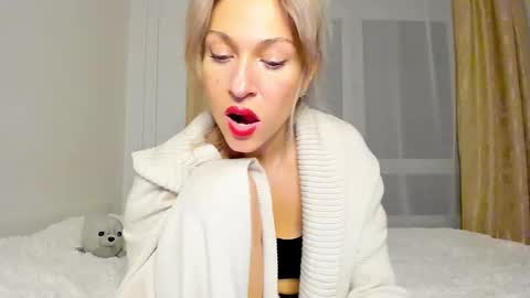 Mona online show from March 10, 8:12 pm