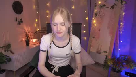 Snapshot of monicavelen chatting on September 27, 10:22 am Monica online show from September 27, 10:22 am