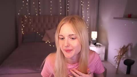Snapshot of monicavelen chatting on October 3, 6:18 am Monica online show from October 3, 6:18 am