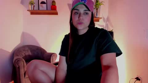 Snapshot of mrbuu_ chatting on February 21, 2:50 am Laura online show from February 21, 2:50 am