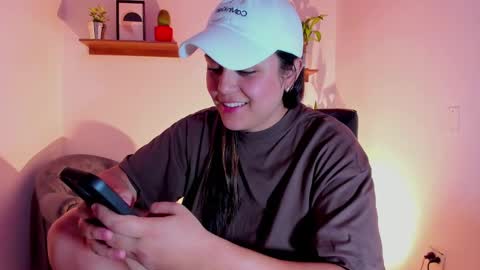 Snapshot of mrbuu_ chatting on February 14, 4:58 am Laura online show from February 14, 4:58 am