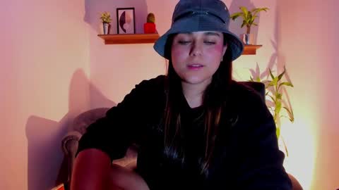 Snapshot of mrbuu_ chatting on March 7, 2:04 am Laura online show from March 7, 2:04 am