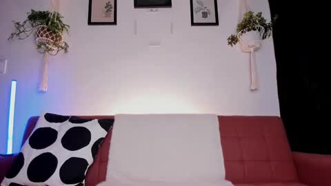 Snapshot of mrbuu_ chatting on October 7, 4:06 am Laura online show from October 7, 4:06 am