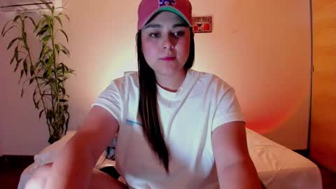 Snapshot of mrbuu_ chatting on January 10, 2:57 am Laura online show from January 10, 2:57 am