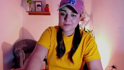 Snapshot of mrbuu_ chatting on February 18, 3:31 am Laura online show from February 18, 3:31 am