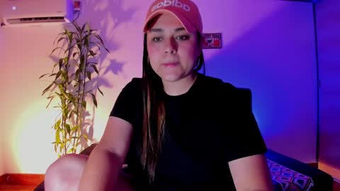 Snapshot of mrbuu_ chatting on December 19, 12:13 am Laura online show from December 19, 12:13 am
