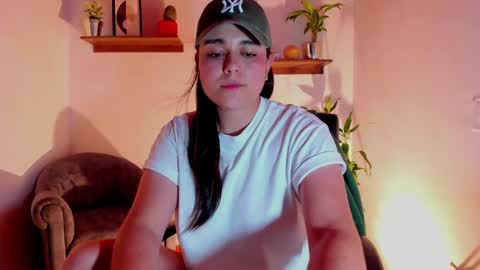Snapshot of mrbuu_ chatting on March 11, 3:47 am Laura online show from March 11, 3:47 am