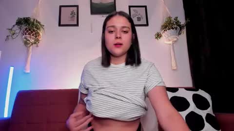 Snapshot of mrbuu_ chatting on October 11, 2:38 am Laura online show from October 11, 2:38 am