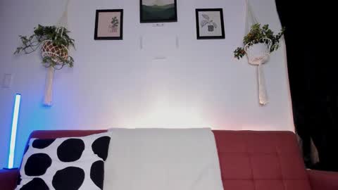 Snapshot of mrbuu_ chatting on October 6, 3:56 am Laura online show from October 6, 3:56 am