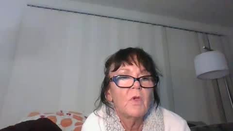 Snapshot of mrsvivianharper chatting on November 2, 1:53 am VivianHarper online show from November 2, 1:53 am