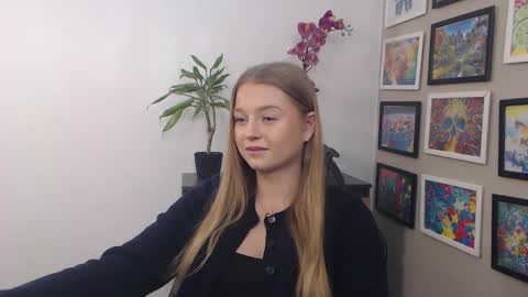 Snapshot of mysteryericax chatting on February 7, 8:01 am Erica online show from February 7, 8:01 am