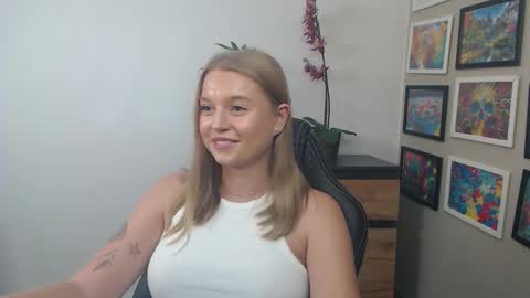 Snapshot of mysteryericax chatting on September 10, 1:44 pm Erica online show from September 10, 1:44 pm
