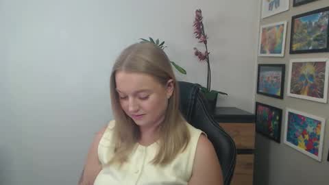 Snapshot of mysteryericax chatting on September 9, 1:33 pm Erica online show from September 9, 1:33 pm