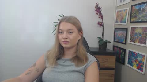 Snapshot of mysteryericax chatting on September 22, 10:03 am Erica online show from September 22, 10:03 am