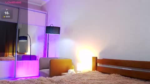 Snapshot of mystique_girl_ chatting on September 12, 7:10 pm Angeline online show from September 12, 7:10 pm