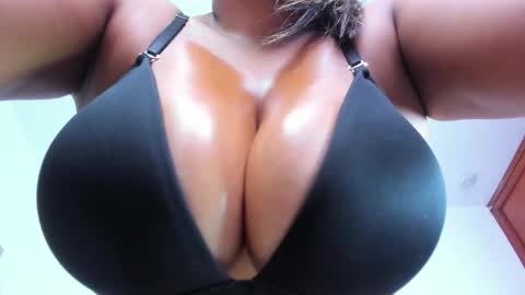 Snapshot of nahomygrey_ chatting on September 17, 8:18 pm Nahomy online show from September 17, 8:18 pm