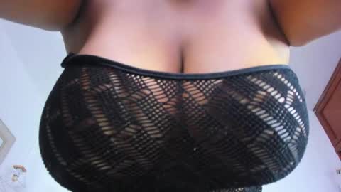 Snapshot of nahomygrey_ chatting on September 20, 9:13 pm Nahomy online show from September 20, 9:13 pm