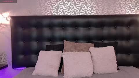 naiaramasson_ online show from April 13, 12:17 pm