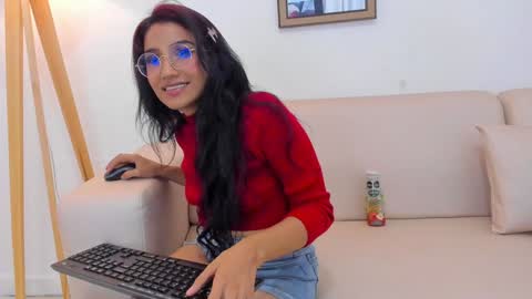 Snapshot of naomiiii__ chatting on December 27, 11:53 pm naomiiii online show from December 27, 11:53 pm