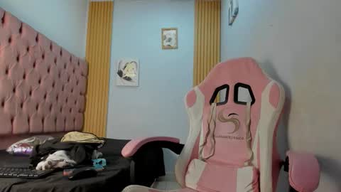 naomis_35 online show from November 26, 7:59 pm