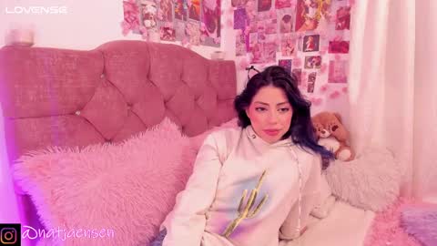 Snapshot of natalie_jaensen chatting on February 15, 12:04 am online show from February 15, 12:04 am