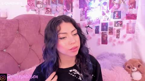 Snapshot of natalie_jaensen chatting on February 18, 11:30 pm online show from February 18, 11:30 pm