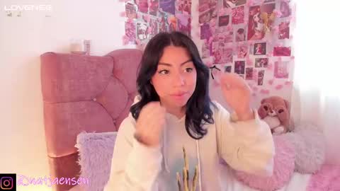 Snapshot of natalie_jaensen chatting on February 14, 11:31 am online show from February 14, 11:31 am