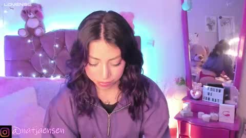 Snapshot of natalie_jaensen chatting on December 12, 11:14 pm online show from December 12, 11:14 pm
