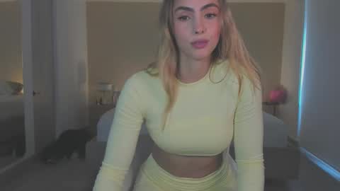 anatalybee online show from November 21, 8:33 pm