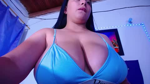Snapshot of naturalboobs1 chatting on October 9, 3:54 am Annie online show from October 9, 3:54 am