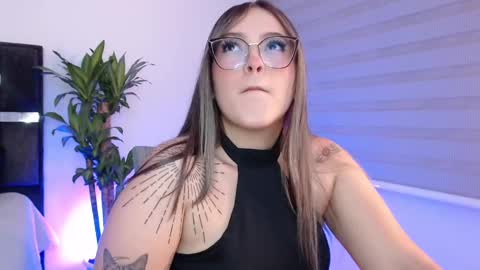 Snapshot of naughtycurvybbx chatting on December 6, 6:04 am LANAindependent model online show from December 6, 6:04 am