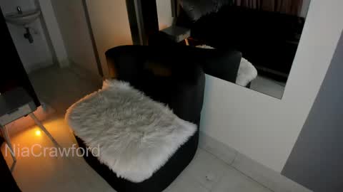 niacrawfordd online show from May 23, 4:22 am