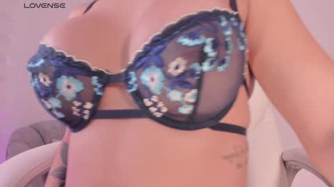 Nia online show from February 6, 1:43 pm