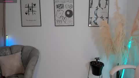 Nia online show from November 19, 1:22 pm